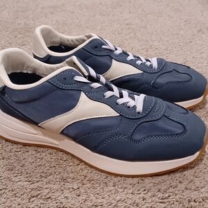 Time and Tru Women's Retro Inspired Sport Sneaker Size 7